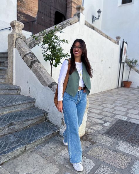 Mint Green Vest Outfit, Outfit Primavera 2020 Mujer, Mint Vest Outfit, Waist Vest Outfits For Women, Vest Outfits Midsize, Green Waistcoat Women Outfit, Button Up Vest Outfits For Women, Vest And Tshirt Outfits, Green Gilet Outfit