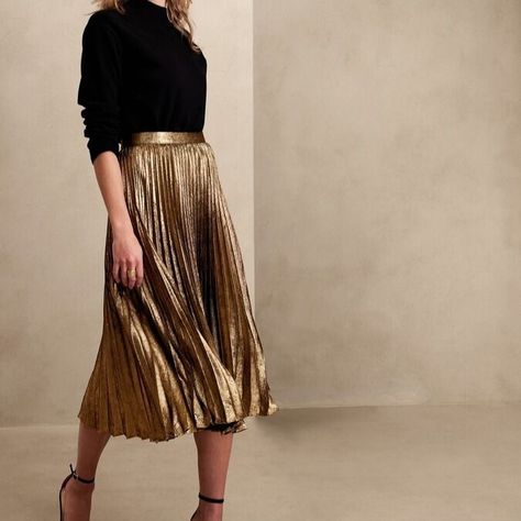 Long Gold Skirt, Pleated Maxi Skirt Outfit, Office Party Outfits, Accordion Skirt, Christmas Outfit Ideas, Samba Outfit, Trendy Christmas Outfits, White Midi Skirt, Cotton Midi Skirt