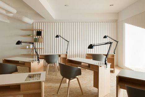 The Nail Salon Kolmio+LIM by Yusuke Seki Golden Curtains, Nail Salon Interior, Timber Shelves, Nail Station, Beauty Salon Interior, Manicure Table, Salon Interior Design, Space Interiors, Japan Design