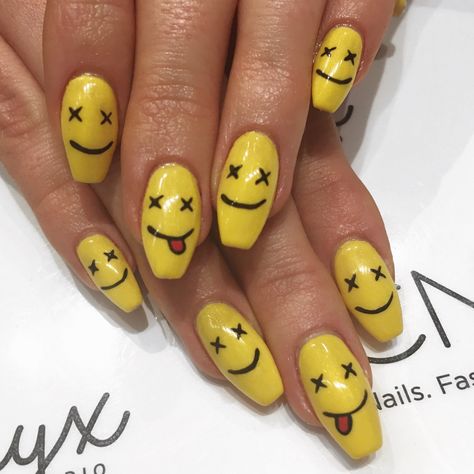 A Different Take on Happy Faces #happy #dead #yellow #nailart Smily Face Nail Design, Nail Designs Smiley Face, Yellow Smiley Face Nails, Smiley Face Nails, Yellow Nail Designs, Lips Nails, Face Nails, Cartoon Nails, Pop Of Yellow