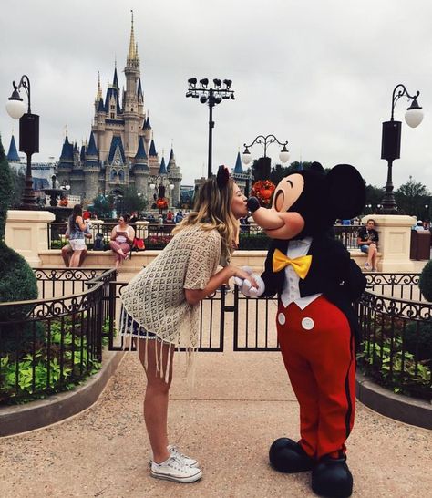 Kiss Mickey Mouse on the nose. Such a cute disney photo to take! What a good disney inspiration. Disney Poses, Disney Picture Ideas, Disneyland Photography, Disneyland World, Europa Park, Disneyland Photos, Disney Photo Ideas, Disney World Pictures, Disney Paris