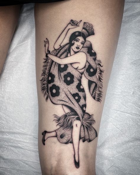 By @juddbowman at Tiger Club Tattoo in Honolulu Hawaii @tigerclub.tattoo Belly Dancer Tattoo, 1920s Tattoo Ideas, Pin Up Tattoos Traditional, Traditional Woman Tattoo Black, Vintage Woman Tattoo, Traditional Pin Up Tattoo, Swamp Tattoo Ideas, Vintage Pinup Tattoo, American Traditional Fish