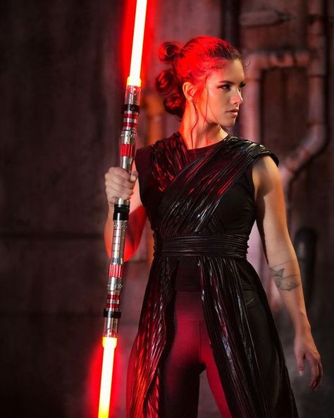 Sith Lord Costume, Star Wars Cosplay Women, Sith Lord Cosplay, Star Wars Sith Female, Marvel Cosplay Girls, Sith Costume, Female Sith, Sith Cosplay, Disfraz Star Wars