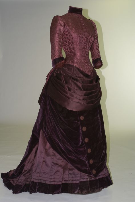 Two-piece dress, G & E Spitzer, Vienna, 1879. Purple silk damask with boned bodice, bustle, and train. Oc Fashion, Vintage Attire, 1870s Fashion, 1880s Fashion, Historical Dress, Bustle Skirt, 1800s Fashion, Bustle Dress, Victorian Costume