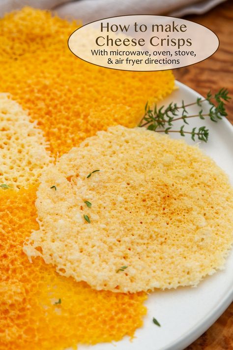 Mozarella Cheese Recipe, Cheddar Crisps Recipe, Keto Veggie Recipes, Keto Cheese Chips, Homemade Cheez Its, Crisps Recipe, Parmesan Cheese Crisps, Homemade Cheese Crackers, Sliced Cheese