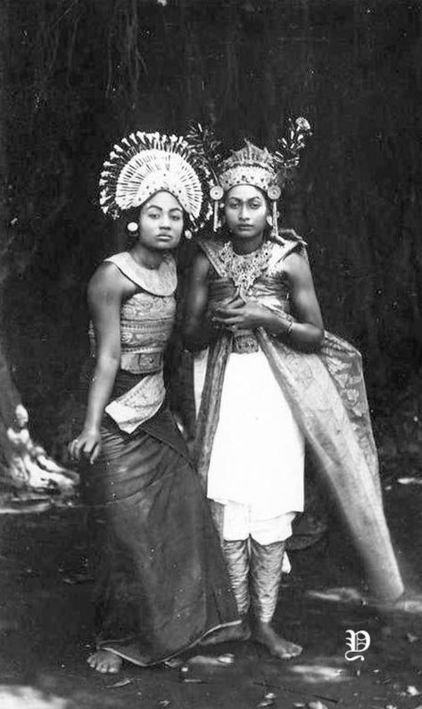 Bali Girls, Martial Arts Styles, Vintage Portraits, Two Girls, People Of The World, World Cultures, Balinese, Old Pictures, Myanmar