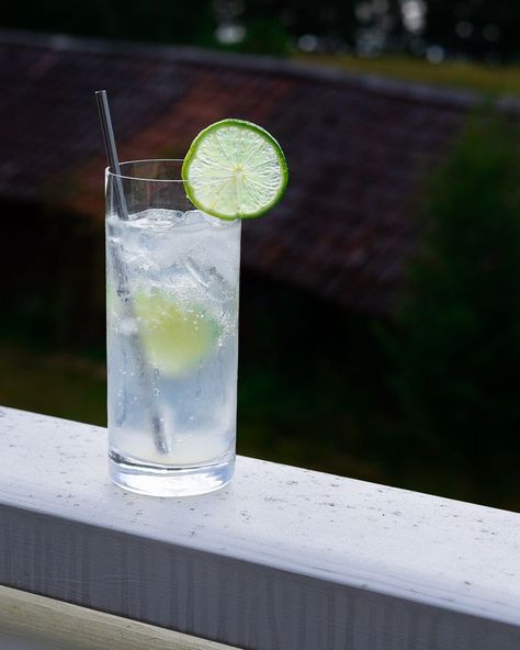 Vodka Water, Lime Drinks, Low Carb Cocktails, Vodka Lime, Lime Water, Keto Cocktails, Vodka Soda, Perfect Diet, Soda Water