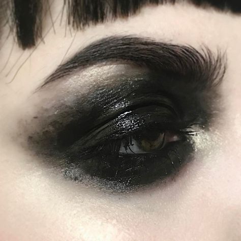 Black Smokey Eye Halloween, Dramatic Black Makeup, Cultist Aesthetic, Smudged Makeup, Hipster Aesthetic, Alternative Makeup, Edgy Makeup, Cool Makeup, Gothic Makeup