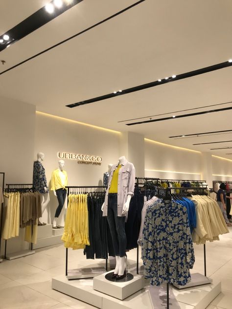 Women Clothes Shop Interior Design, Clothes Shop Interior Design, Clothes Shop Interior, Visual Merchandising Fashion, Store Shelves Design, Clothing Store Interior, Retail Store Interior, Boutique Ideas, Retail Store Design