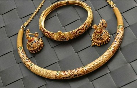 Bishnoi Jewellery, Hansli Necklace Design, Gold Hasli Necklace, Gold Kanthi Design, Traditional Gold Necklace Indian Jewelry, Hansli Necklace Gold, Gold Hasli Designs, Rajputi Gold Jewellery, Hasli Necklace Gold