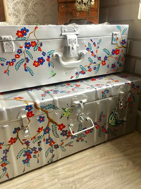 Iron Trunk Box Decor, Trunk Box Painting Ideas, Iron Box Painting Ideas, Iron Almirah Painting Ideas, Metal Trunk Painting Ideas, Trunk Painting Ideas, Budget Small Kitchen, Trunk Makeover, Metal Trunks