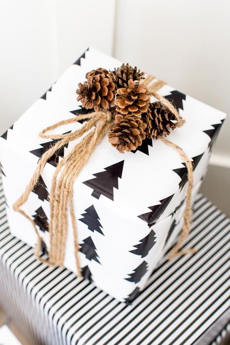 Wrapping Inspiration, Gift Wrapping Inspiration, Gift Wrapping Ideas, Gifts Wrapping Diy, Country Christmas Decorations, Creative Gift Wrapping, Cadeau Diy, Christmas Gift Baskets, Farmhouse Christmas Decor