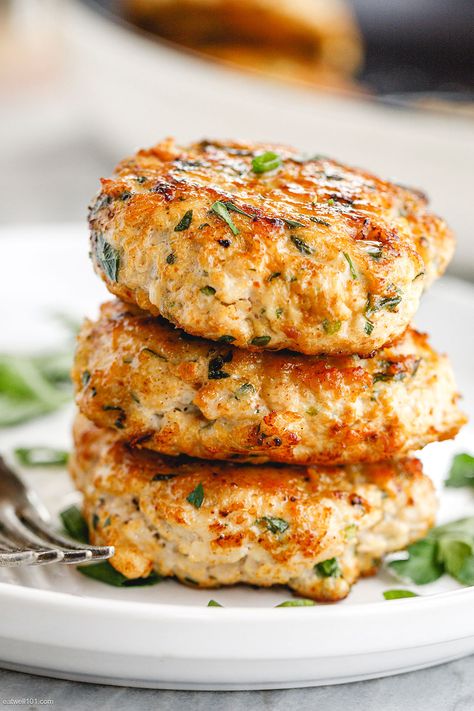 Easy Turkey Patties Recipe - #turkey #patties #eatwell101 #recipe - These easy turkey patties make the perfect protein addition to your lunch or meal-prep! - #recipe by #eatwell101 Turkey Burger Recipes Healthy, Ground Turkey Burgers, Ground Turkey Recipes Easy, Healthy Turkey Recipes, Turkey Patties, Ground Turkey Recipes Healthy, Turkey Burger Recipes, Grilled Turkey, Healthy Turkey