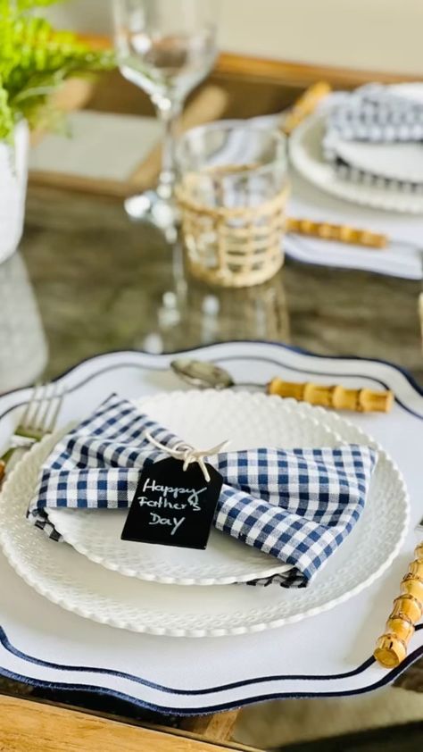 comfylar.store on Instagram: A table setting simple and full of affection. With special detail to celebrate Father's Day. Create special moments and you will have a… Table Setting Simple, Clam Bake Party, Simple Table Settings, Clam Bake, Special Moments, Table Set, Happy Father, Happy Fathers Day, Table Setting