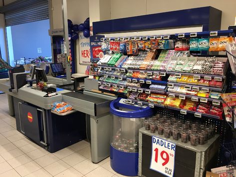 Supermarket Interior, Supermarket Cashier, Jordan Shoes Retro, Marketing Tactics, Marketing Techniques, Visual Development, Marketing Design, Spending Money, Wikimedia Commons