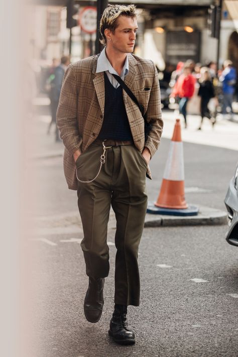 London Fashion Week Men's Street Style 2019 - Page 4 | British Vogue Vogue London, Mode Style Anglais, London Fashion Week Street Style Men, London Fashion Week Mens, Tokyo Street Fashion, Vintage Man, Formal Mens Fashion, Mens Fashion Classy, Looks Street Style