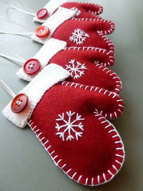 Sewn Christmas Ornaments, Embroidery Felt, Elf Slippers, Hand Sewn Felt, Diy Felt Christmas Ornaments, Felt Bookmark, Christmas Sewing Projects, Felt Crafts Christmas, Red And White Christmas