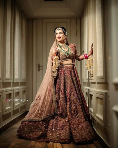 Indian Bridal Photo Poses, Rajwadi Lehenga Bridal, Lengha Pose, Muslim Bride Photoshoot Poses, Bride Solo Poses Indian Wedding, Bride Solo Poses, Lehenga Photoshoot, Lehenga Poses, Bridal Portraits Poses