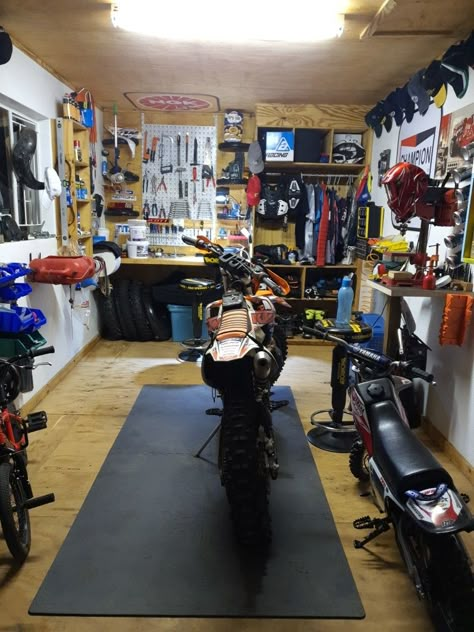 Bike Workshop Design, Motorbike Workshop, Motorbike Garage Ideas, Motorcycle Garage Workshop, Motorbike Garage, Bike Workshop, Dirt Bike Garage, Motorcycle Workshop Ideas, Garage Setup