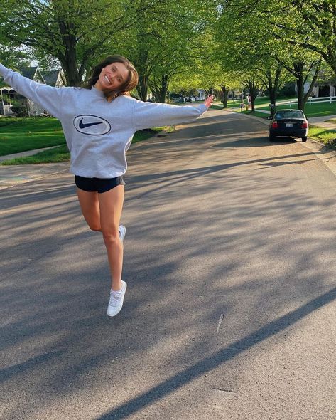 Hannah Meloche Outfits, Hannah Meloche, Ugly Outfits, Poses Instagram, Sporty Outfits, Insta Photo Ideas, Cute Fits, Athletic Fits, Photoshoot Poses