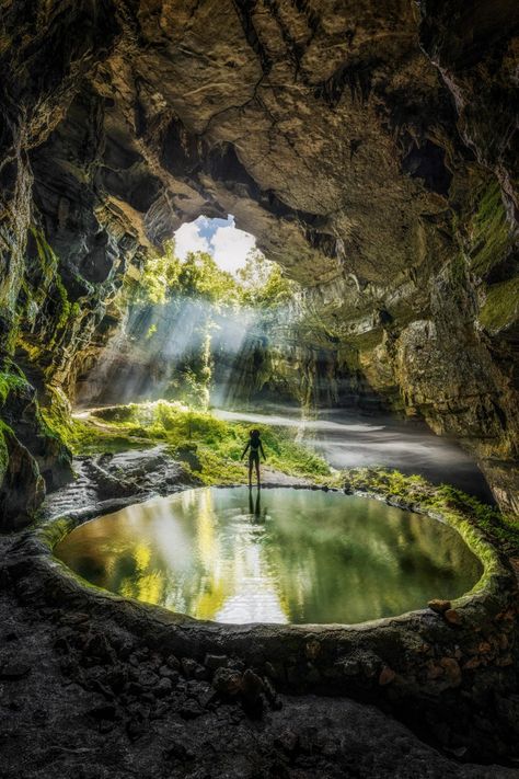 Wengjin Cave, located in HuiShui County, Guizhou, is a spectacular natural wonder renowned for its extensive underground system and striking geological formations. This cave is a treasure trove of stalactites and stalagmites, each telling a story of millennia.   Image source: Li Ruijiao Cave House Underground Homes, Cave Reference, Cave Architecture, Castle Life, Cave Town, Stalactites And Stalagmites, Cave Pool, Dragon Cave, Landscape Study