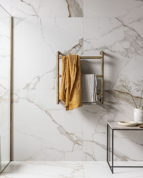 Grey Gold Bathroom Ideas, Marble Wall Bathroom, Bathroom With Brass Fixtures, Marble Effect Bathroom, Bathroom London, Calacatta Tile, Marble Shower Walls, Pale Background, Suite Room