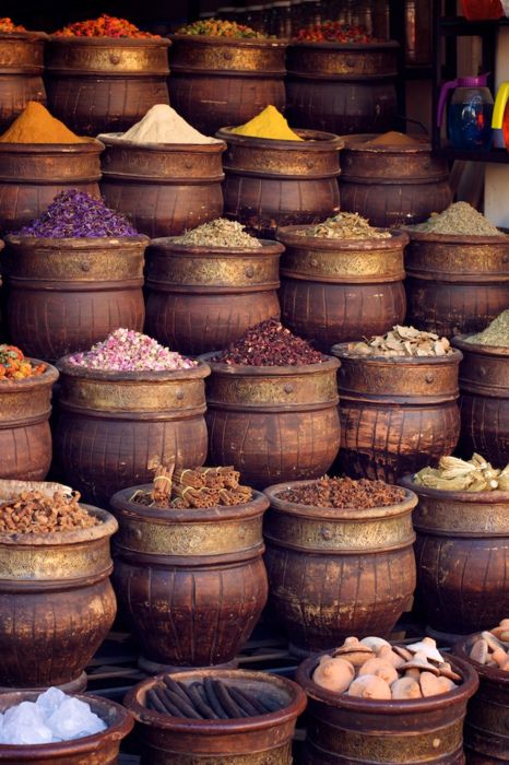 . Types Of Spices, Istanbul Food, Royal Au, Spice Box, Spices And Herbs, Food Market, Bath Bomb, Tunisia, Chutney