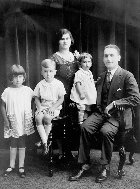 Family: - Has two sisters, both are within three years of each other - Three pairs of grandparents; it's odd how well they get along. Friends: - Most friends went into the automotive industry. They must be insane. 1920s Family Portrait, 1920s Family Photo, Changeling Oc, 1920s Family, Golden Afternoon, Old Family Photos, Rich Family, 1920s Fashion, Cthulhu