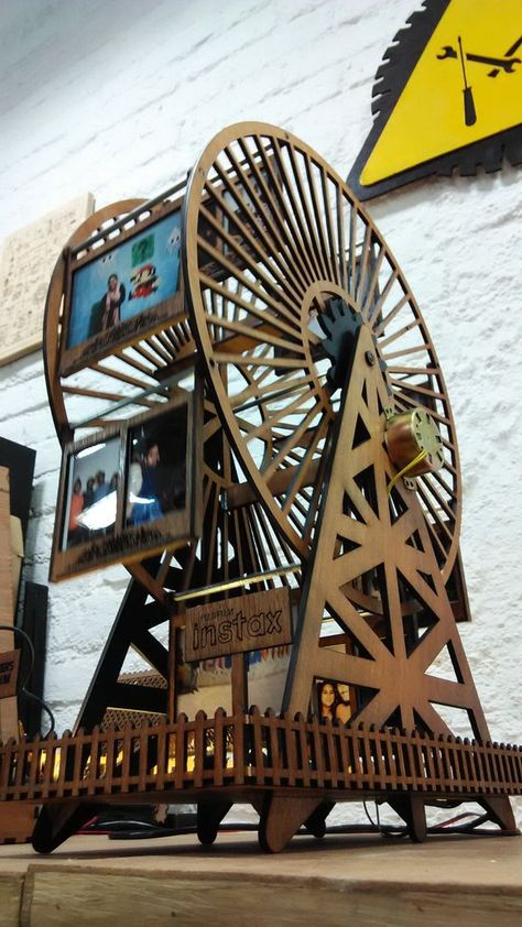 DIY Ferris Wheel Photo Frame Ferris Wheel Photo Frame, Diy Ferris Wheel, Makerspace Ideas, Cnc Designs, Laser Projects, Diy Photo Frames, Lazer Cut, Black Spray Paint, Diy Picture Frames