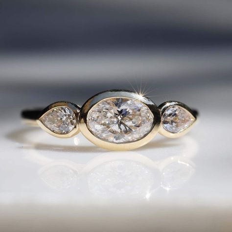 Past Present Future Ring, 18k Gold Engagement Ring, Pear Cut Diamond Ring, Oval Cut Diamond Rings, Oval Moissanite Ring, Oval Cut Ring, Bezel Engagement Ring, Ring Bezel, Oval Engagement