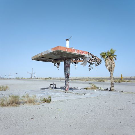 Southwest Aesthetic, Abandoned Gas Station, Desert Aesthetic, Desert Life, Fallout New Vegas, American Gothic, Mojave Desert, Kodak Portra, Shoe Tree