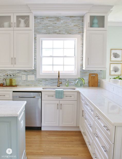 Backsplash With White Cabinets, Coastal Kitchen Design, Kitchen Diy Makeover, Beach House Kitchens, New Kitchen Cabinets, Coastal Kitchen, Florida House, Kitchen Themes, Trendy Kitchen