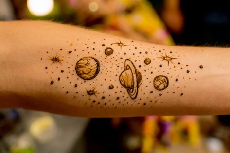 Henna Planet Designs, Y2k Henna Tattoo, Space Henna Tattoo, Henna Designs Planets, How To Darken Henna Stain, Henna Designs Space, Space Henna Designs, Non Traditional Henna Designs, Non Traditional Henna