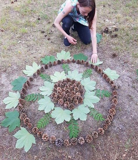 I Create Mandalas From Things I Find In Nature As A Way To Meditate Natural Mandala Art, Art Out Of Nature, Nature Mandala Art, Nature Materials Craft, Nature Materials, Natural Mandala, Art And Nature, Art From Nature, Nature Mandalas