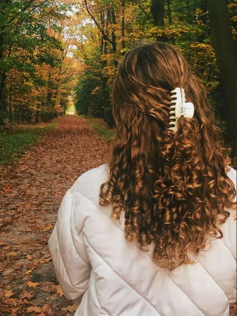 30 Fall Curly Hairstyles Ideas for a Breathtaking Look Autumn Grace Hair, Curly Brunette Aesthetic, Autumn Hair Aesthetic, Autumn Aesthetic Hair, Brown Curly Hair Aesthetic, Fall Hairstyles For Curly Hair, Autumn Hair Styles, Curly Hair Girl Aesthetic, Fall Curly Hair