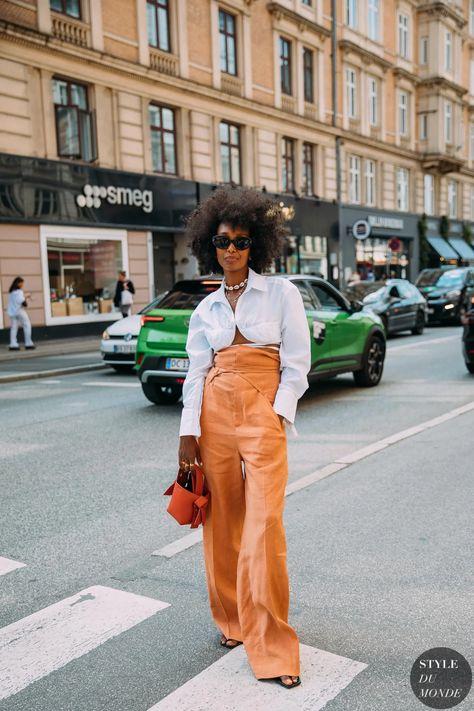 2022 Street Style, Reportage Photography, Street Style Edgy, Summer Street, Copenhagen Fashion Week, Blouse Jeans, Women Street, Street Look, Street Outfit