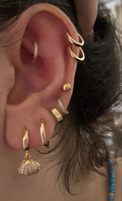 Cool Ear Piercing, Piercing Ideas Face, Trendy Ear Piercings, Ear Piercing Tragus, Cuff Piercing, Basic Earrings, Minimalist Ear Piercings, Cute Nose Piercings, Ear Cuff Piercing