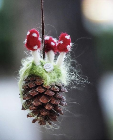 How To Make Needle Felted Mushrooms, Needle Felt Christmas Decorations, Needle Felting Christmas Ornaments, Christmas Needle Felting Ideas, Needle Felt Mushroom, Pine Cone Ornament, Red Mushrooms, Felt Mushroom, Mushroom Crafts