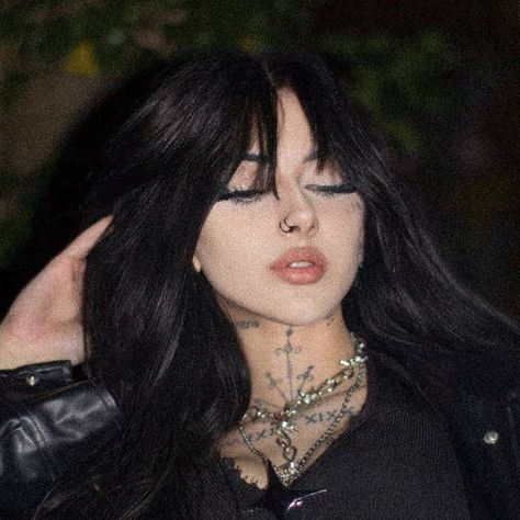 𝓚𝓲𝓻𝓪 𓂀 on Instagram: "kisses . . 📸: @cdi_hne  . #kiratheghoul #tiktoker #altgirls #grunge #gothgirls #darksaesthetic #collab" Goth Reference, Bangs Inspo, Grunge Women, Girly Goth, Edgy Woman, Alt Girls, Goth Women, Alternative Style, Female Face