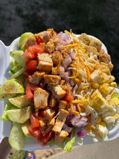 Recipes With Croutons, Weight Gain Salad, Healthy Bento Lunches, Croutons Recipe, Colorful Salad, Crouton Recipes, Party Food Buffet, Croutons Homemade, Salad Ideas