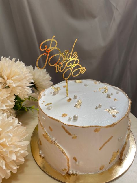 Chocolate gold cake , bride to be , aesthetic white & gold cake✨ Brown Cake Aesthetic, Bride To Be Aesthetic, Bride To Be Cake, Cake Bride, Brown Cake, Be Aesthetic, Cake Aesthetic, Chocolate Gold, Gold Cake