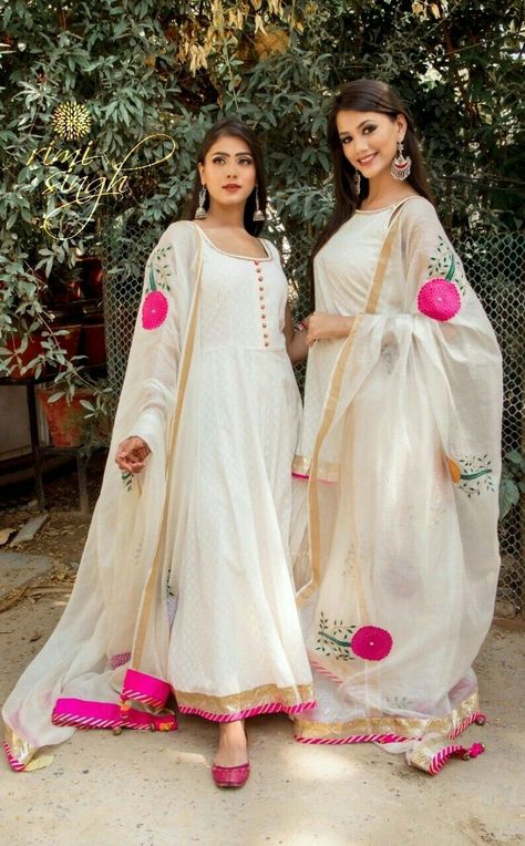 Bridal Pictures Ideas, White Dress Designs, White Suits For Women, Bridal Lengha, Holiday Clothes, Indian Designer Suits, Bridal Pictures, Salwar Kamiz, Dress Indian Style