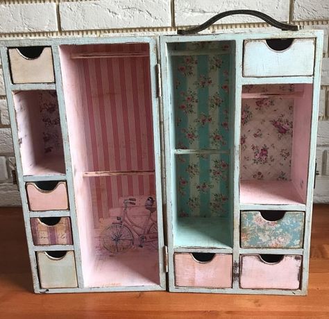 Craft Houses, Doll Storage, Doll Closet, Doll Furniture Diy, Doll Case, Diy Barbie Furniture, Doll House Plans, Mini Doll House, Doll House Crafts