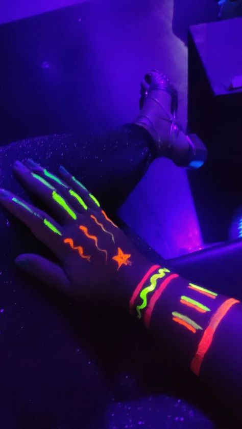 Glow In The Dark Face Paint Ideas Easy, Glow In The Dark Body Painting, Glow In The Dark Face Paint Ideas, Glow Party Makeup, Black Light Party Outfit, Pintura Facial Neon, Neon Face Paint Ideas, Rave Party Theme, Rave Face Paint