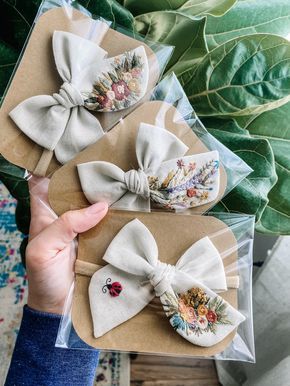 Bow Crochet Pattern, Bow Crochet, Mini Bow, Pola Sulam, 자수 디자인, Sewing Embroidery Designs, Hand Embroidery Art, Flower Embroidery Designs, Big Bow