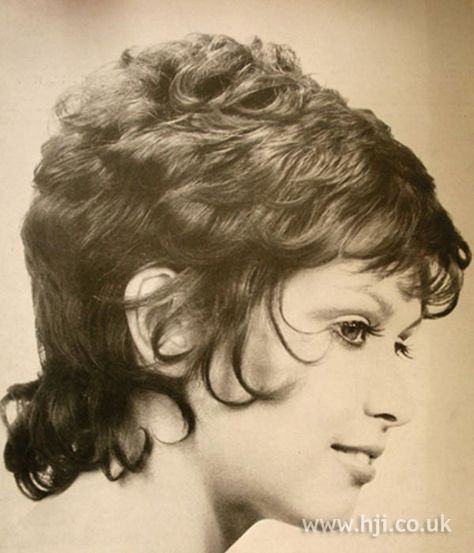 1969 short tendrils hairstyle Short 60s Hairstyles, Short Hair 60s, Short 70s Hairstyles, Short 60s Hair, Vintage Short Haircuts, 70s Short Hair, 60s Short Hair, 1960 Hairstyles, 1960 Hair