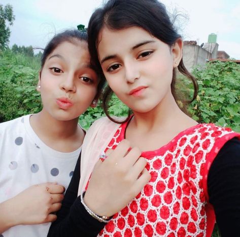 Village Grils Photo, Grils Photo, Feeling Photos, Indian Dresses For Kids, Hot Dp, Love Feeling Photos, Ayesha Khan, Friendship Photography, Sana Khan