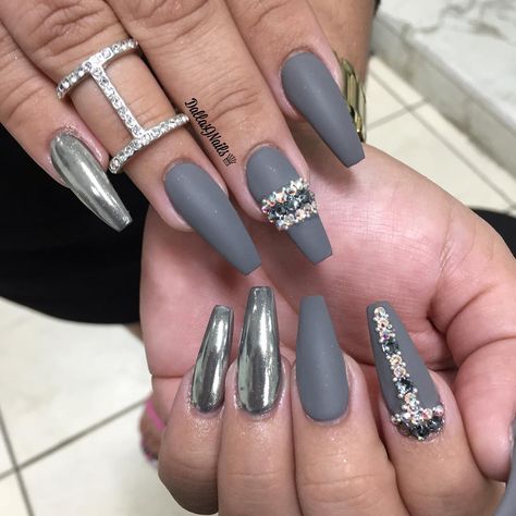 Gray Chrome Nails, Grey Black Nails, Sleek Nails, Chrome Nails Art, Chrome Nail Colors, Nails Gray, Chrome Nails Ideas, Grey Matte Nails, Matted Nails