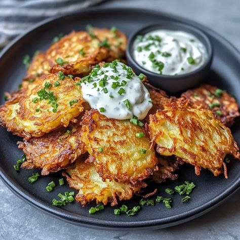 Easy Potato Latkes Recipe - elianarecipes.com Latka Recipe, Easy Latkes Recipe, Potato Latkes Easy, Latkes Recipe Easy, Vegan Potato Latkes, Potato Latkes Jewish, Hanukkah Foods, Latke Recipe Easy, Potato Farls