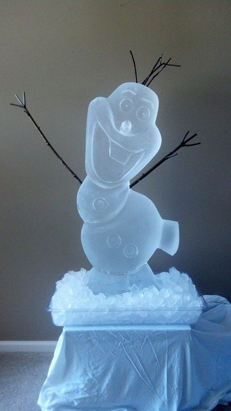 This Olaf sculpture loves warm hugs! An Olaf ice sculpture is loved by kids at Christmas party! Dry Ice Drinks, Diy Ice Sculpture, Christmas Ice Sculptures, Ice Sculptures Party, Wedding Ice Sculpture, Angel Ice Sculpture, Snow Park, Ice Carving, Crazy Golf